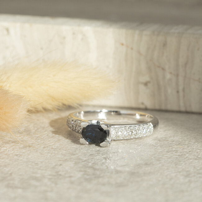 Weißgoldener Ring mit Saphir und Diamant 14 kt