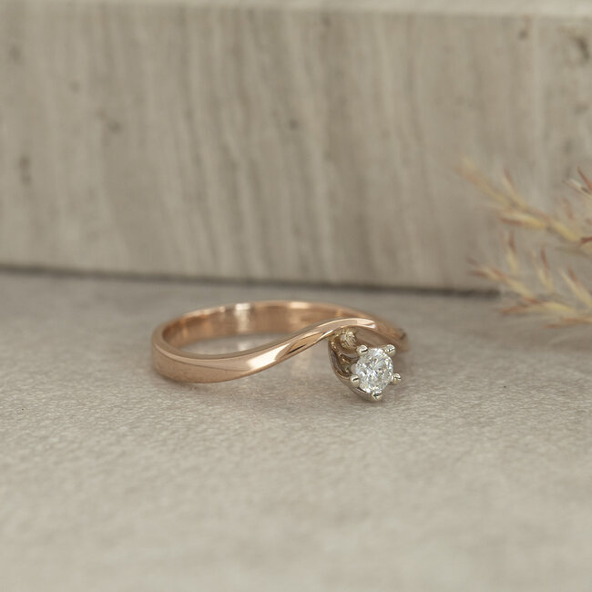 Rose gold solitaire ring with diamond 14 kt