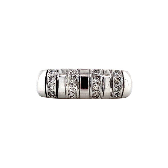 White gold ring with 14 kt diamond