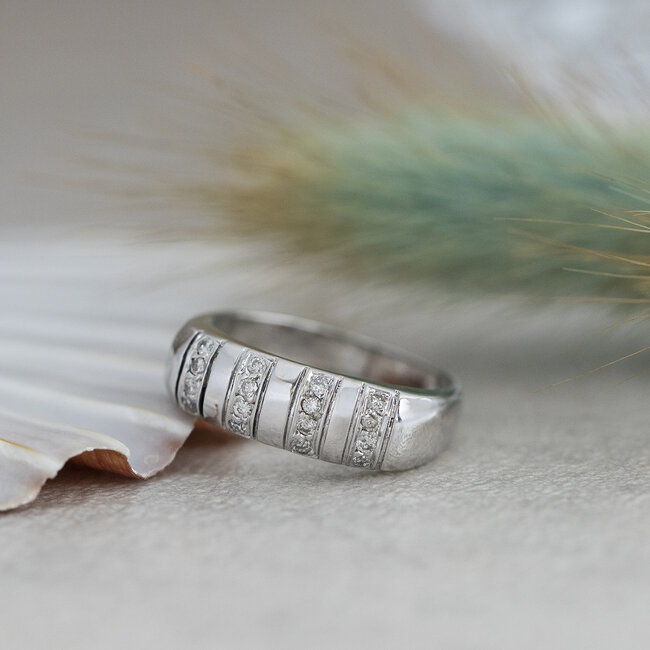 Witgouden ring met diamant 14 krt