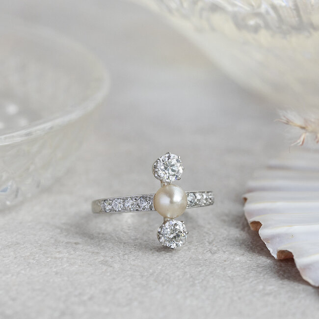 Weißgoldener Ring mit Perle und Diamant 14 Karat