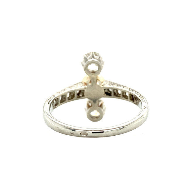 Weißgoldener Ring mit Perle und Diamant 14 Karat