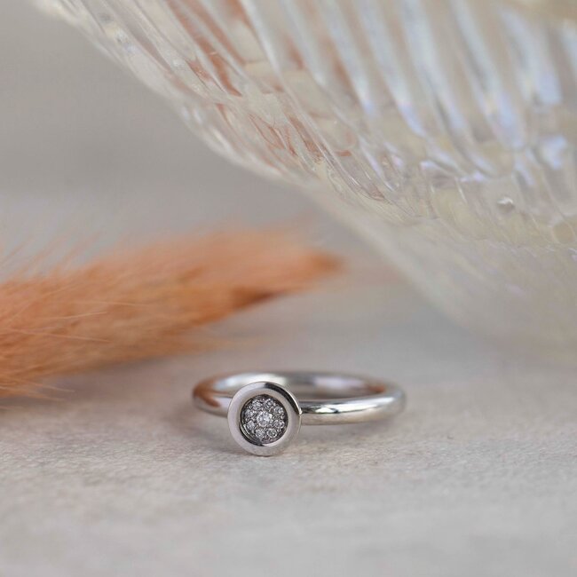 Weißgoldener Ring mit Diamant 14 Karat