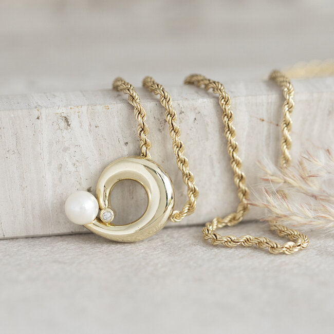 Gold pendant with pearl and diamond 14 kt