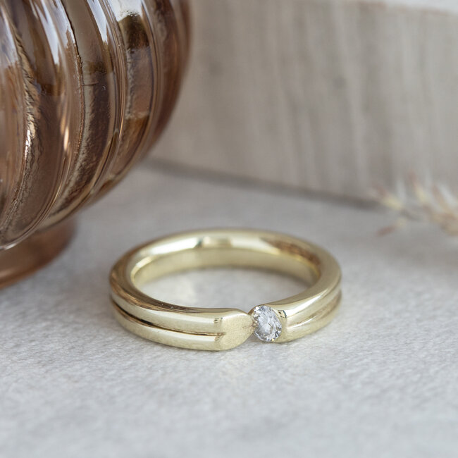 Goldener Ring mit Diamant 14 kt