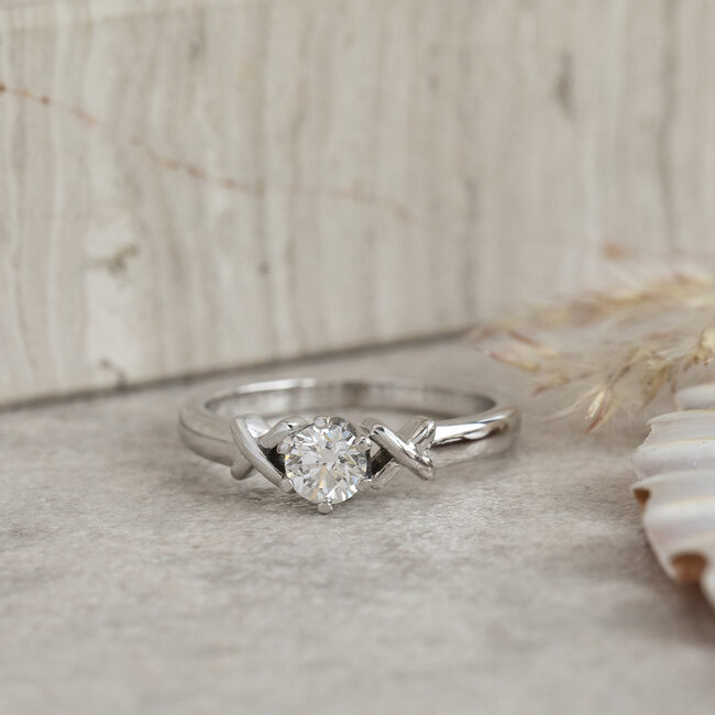 Witgouden ring met diamant 18 karaat