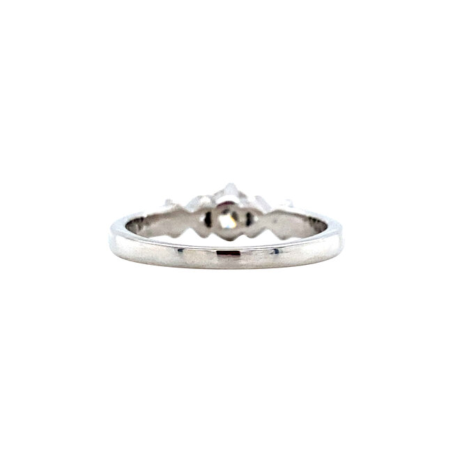 18 karat white gold ring with diamond