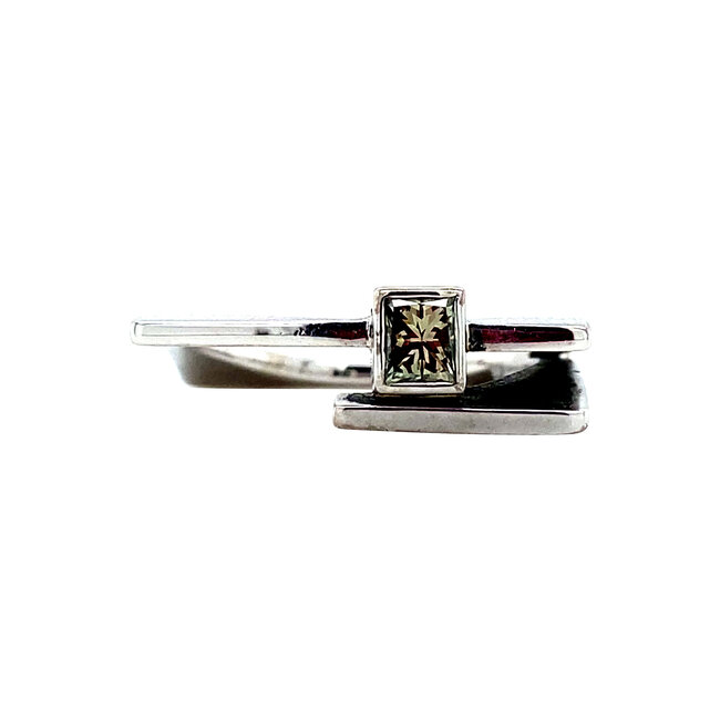 Witgouden design ring met groene diamant 14 karaat