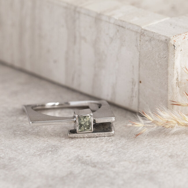 Weißgoldener Design-Ring mit grünem Diamanten 14 Karat