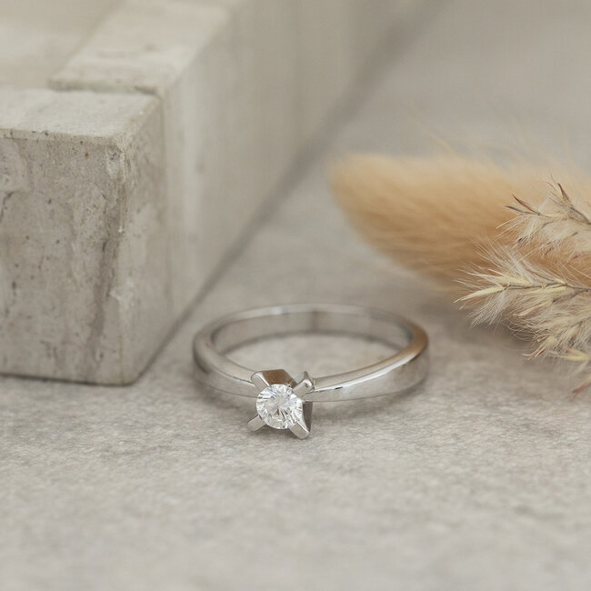 Witgouden solitair ring met diamant 18 karaat