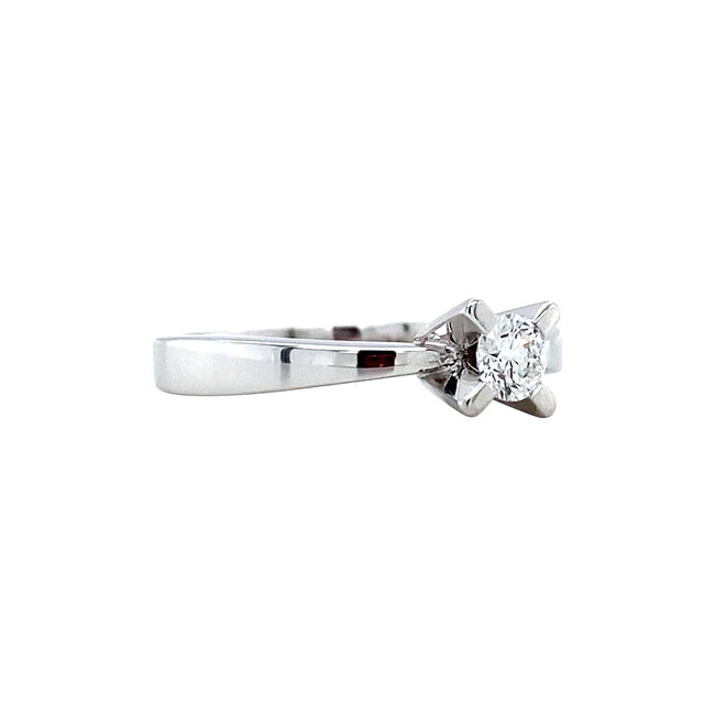 White gold solitaire ring with diamond 18 karat