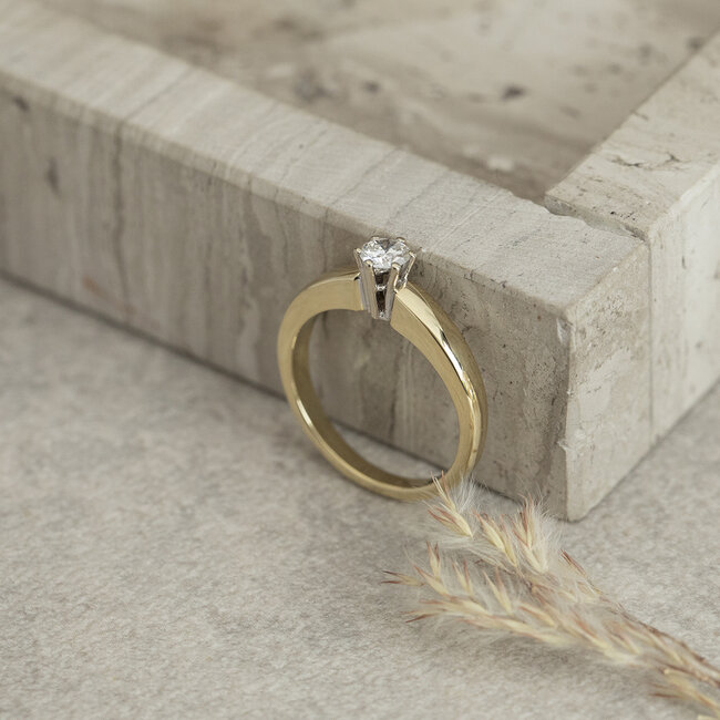 Gouden solitair ring met diamant 14 karaat