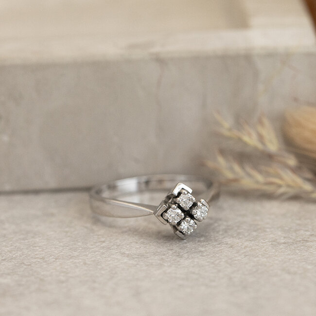 Witgouden ring met diamant 14 karaat