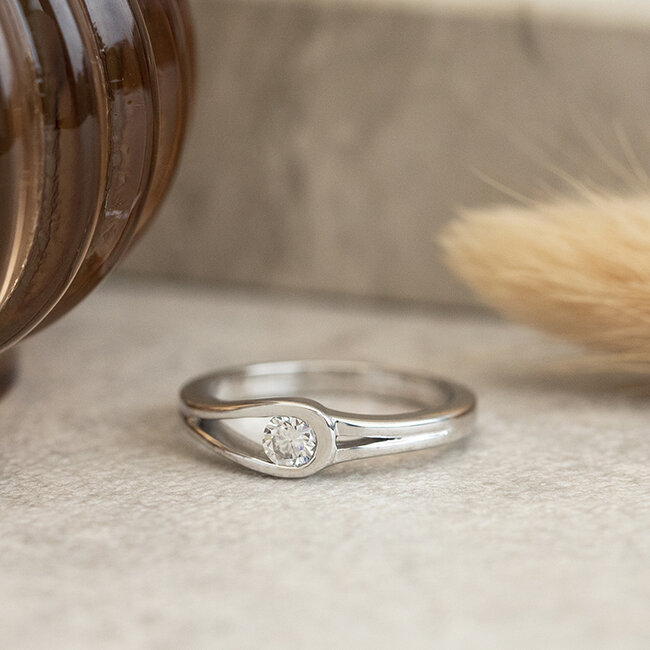 Witgouden ring met diamant 18 karaat