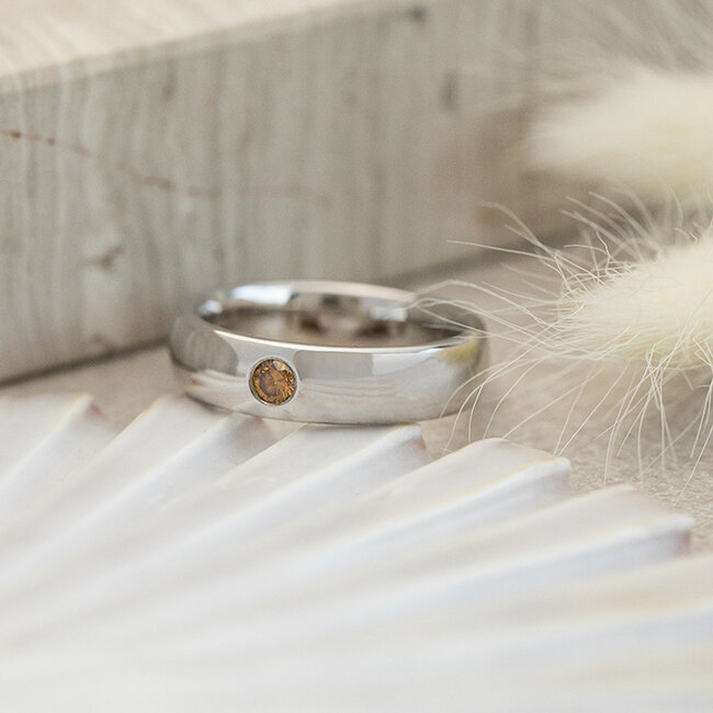 Witgouden gladde ring met oranje/bruine diamant 14 karaat