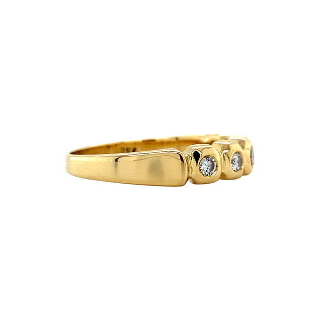 Goldener Ring mit Diamant 18 Karat