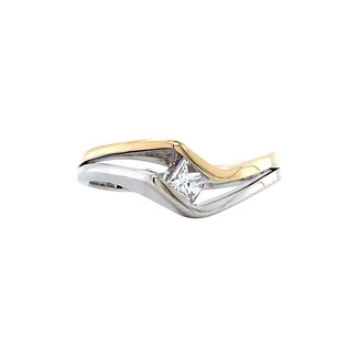 Goldener Ring mit Prinzessschliff-Diamant 14 Karat