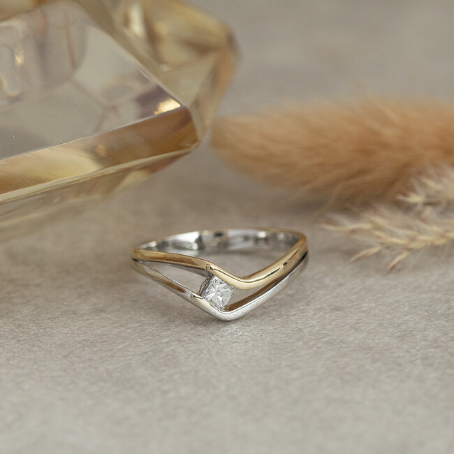 Gouden ring met prinses geslepen diamant 14 karaat