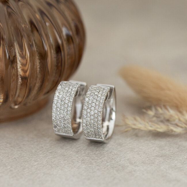 Witgouden klapcreolen met diamant 14 karaat