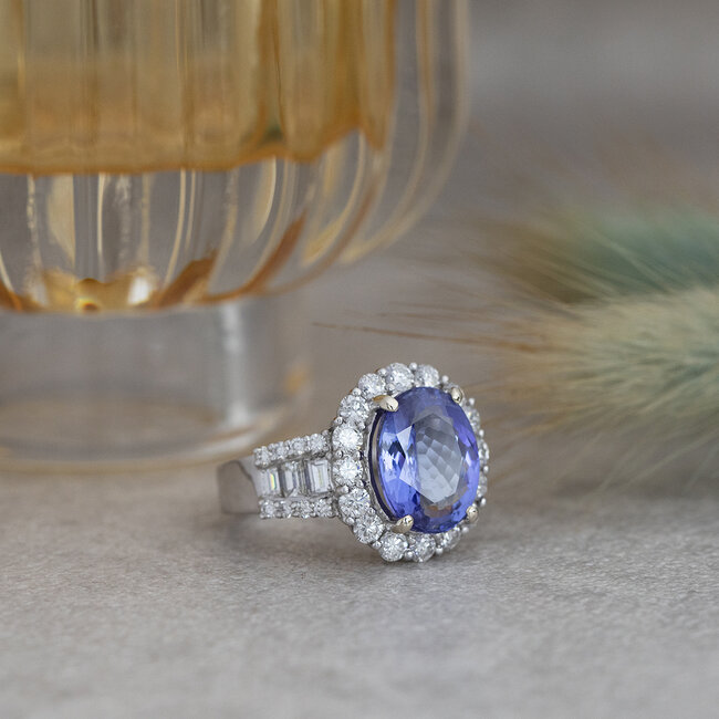 Weißgoldener Entourage-Ring mit Tansanit und Diamant 18 kt