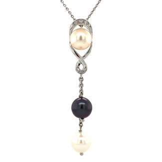White gold pendant with pearls and diamonds 18 carat