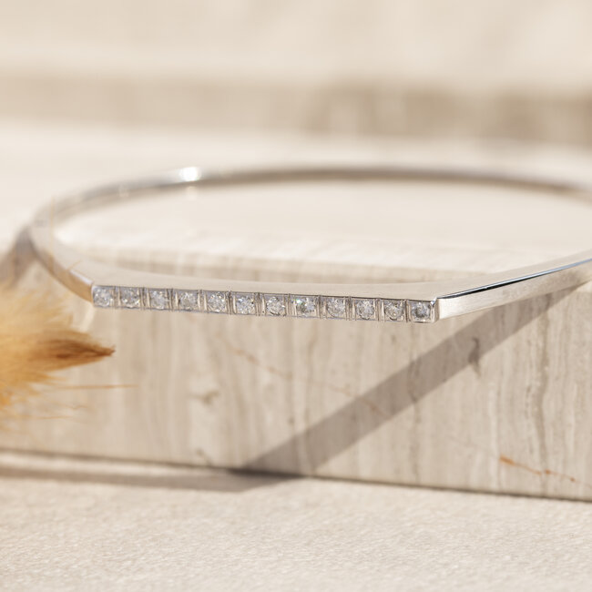 Witgouden bangle met diamant 14 karaat
