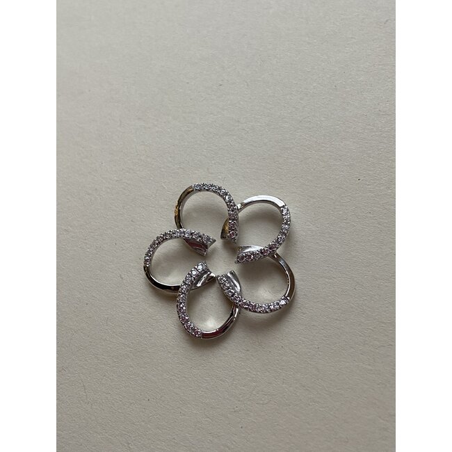 Witgouden bloem hanger met diamant 18 karaat