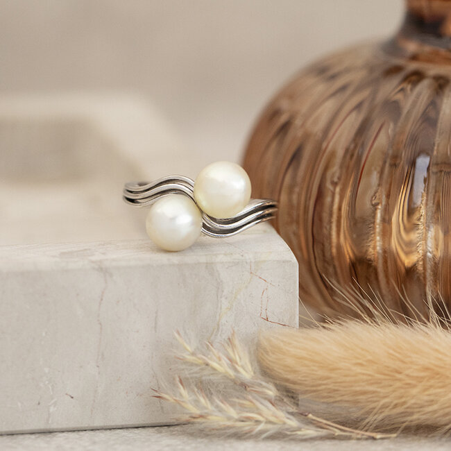 White gold ring with pearl 14 karat