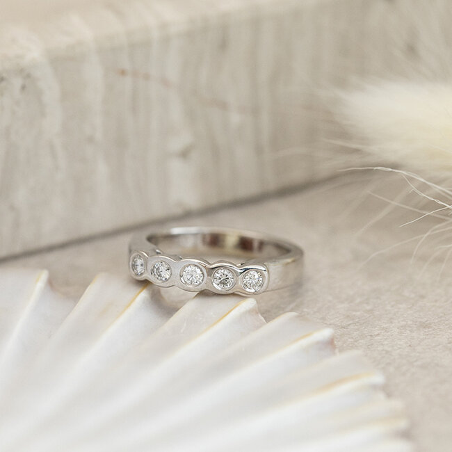 Witgouden rijring met diamant 18 karaat