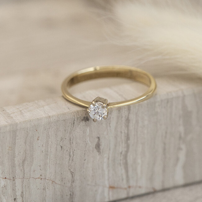 Goldener Solitärring mit Zirkonia 14 Karat