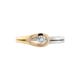 Gold ring with 14 carat diamond