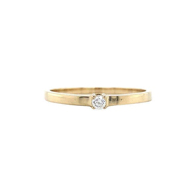 Gold solitaire ring with 14 carat diamond
