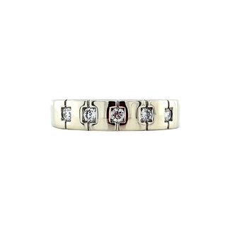 White gold ring with 14 carat diamond
