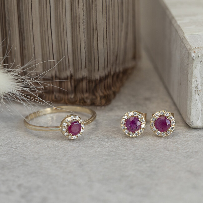 Gold entourage ring with ruby and diamond 14 karat* New