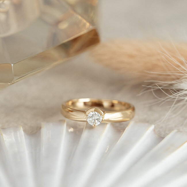 Gold ring with diamond 18 karat