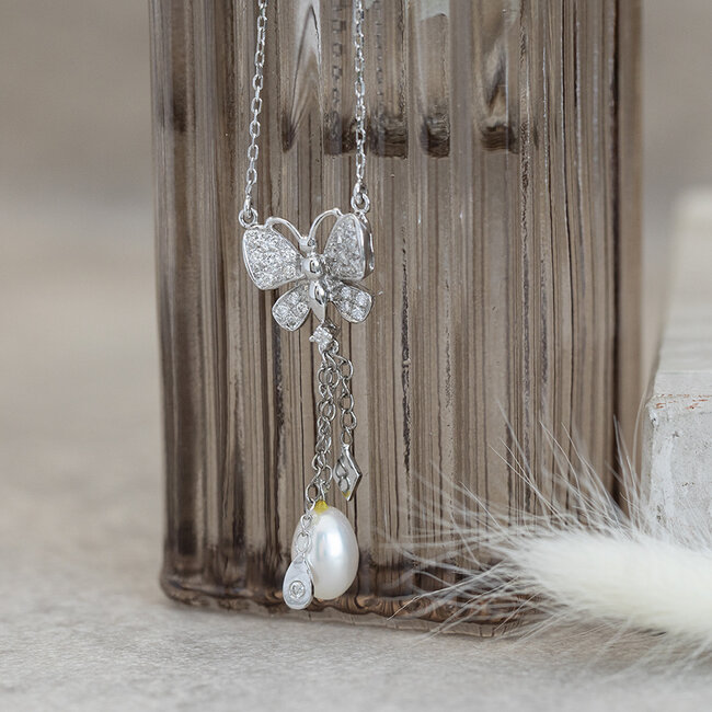 Witgouden collier met diamant vlinder en parel 42 cm 18 karaat
