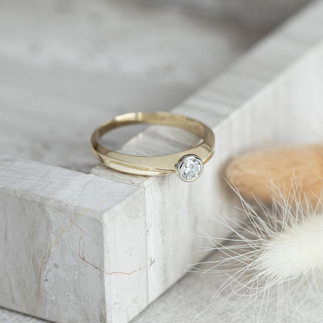 Goldener Solitärring mit Diamant von Diamonde 14 kt