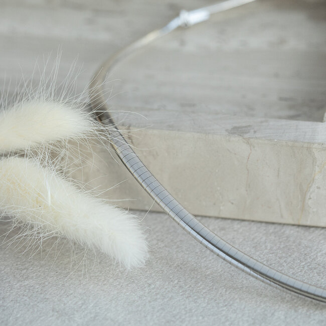 Witgouden omega collier 45 cm 14 karaat