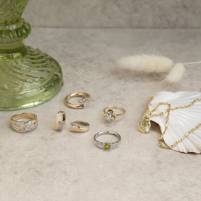 Goldener Anhänger mit (farbigem) Diamant 14 Karat