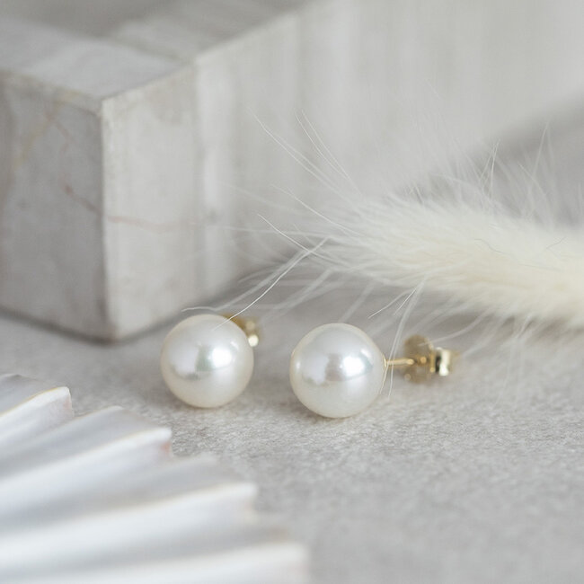 18 karat gold stud earrings with white pearl