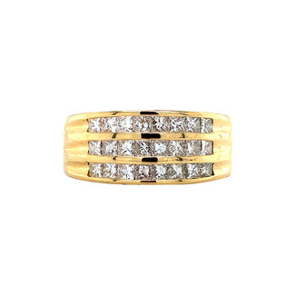 Goldener Ring mit Prinzessschliff-Diamant 18 Karat