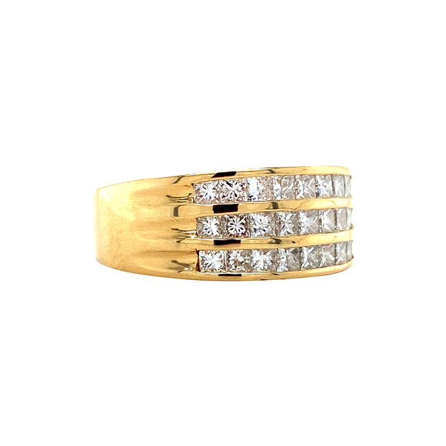 Goldener Ring mit Prinzessschliff-Diamant 18 Karat