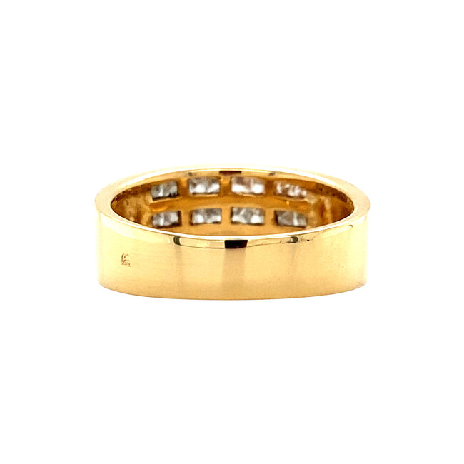 Gold ring with princess-cut diamond 18 karat
