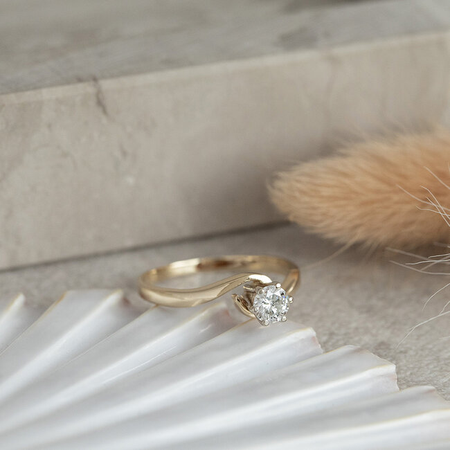 Gouden slagring met diamant 14 karaat