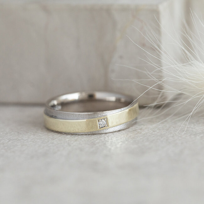 Bicolor Goldener Trauring mit Diamant 14 Karat