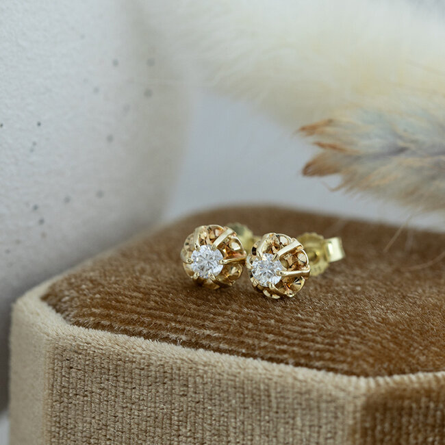 Gouden solitair oorstekers met diamant 14 karaat