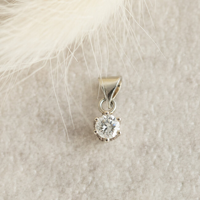 White gold solitaire pendant with diamond 14 karat
