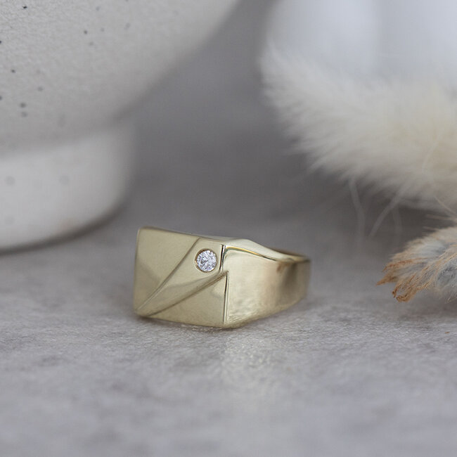 Gold signet ring with zirconia 14 karat