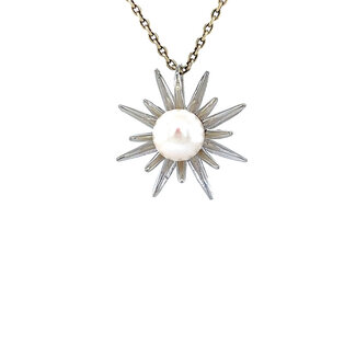 White gold pendant with 14 carat pearl
