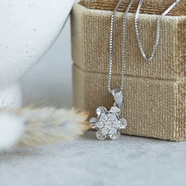 Weißgoldenes Collier mit Entourage-Anhänger 14 Karat